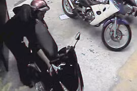 Trộm xe máy của khách đến chúc tết