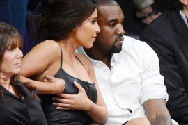 Cô Kim "siêu vòng 3" liên tục chỉnh áo ngực ở nơi công cộng