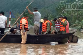 Lực lượng Công an cứu nhiều người dân bị lũ cuốn trôi