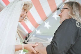 Kỳ lạ đám cưới được tổ chức trong nghĩa địa