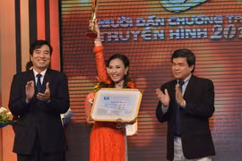 Sau giao lưu với Phạm Văn Mách, Khánh Ly trở thành MC xuất sắc nhất 2012