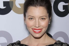 Jessica Biel ghét Anne Hathaway vì bị cướp vai