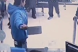 Nhân viên ngân hàng phì cười vì tên cướp ngớ ngẩn