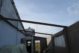 Sóc Trăng: Giông lớn thổi tốc mái 8 căn nhà