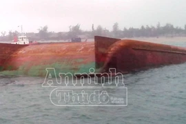  Lật sà lan trên biển, một người mất tích