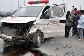 Xe cứu thương nổ lốp gây tai nạn hy hữu