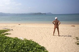 Robinson thời hiện đại - khỏa thân, sống trên đảo suốt 20 năm