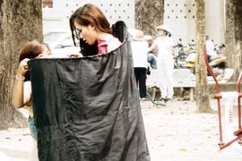 Hoa hậu Diễm Hương thay quần áo giữa phố đông