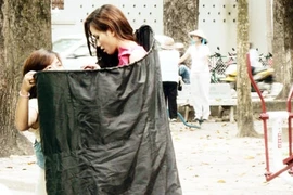 Hoa hậu Diễm Hương thay quần áo giữa phố đông