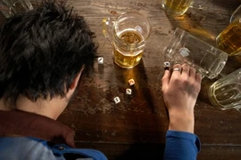 Bỏ tù người mẹ chuốc rượu cho con trai 11 tuổi say khướt