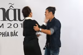 Bị thí sinh nam ôm chầm, Thanh Hằng tát thẳng tay