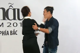 Bị thí sinh nam ôm chầm, Thanh Hằng tát thẳng tay