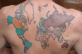 Người đàn ông mê xăm bản đồ thế giới sặc sỡ trên lưng
