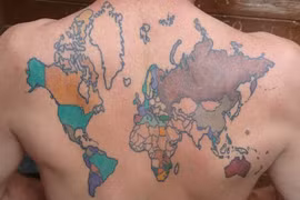 Người đàn ông mê xăm bản đồ thế giới sặc sỡ trên lưng