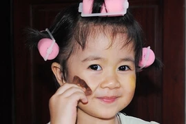 Khi bé thích... đánh phấn to son