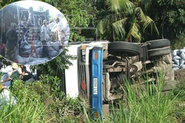 Trượt dốc, xe tải chở than lật nhào xuống hố