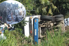 Trượt dốc, xe tải chở than lật nhào xuống hố