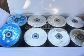 Bắt xe khách giấu 26.000 đĩa lậu trong gầm xe