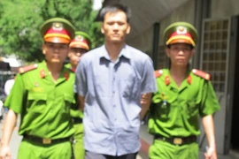 Đội trưởng bảo vệ hiếp bạn chat, cắt cổ thả sông