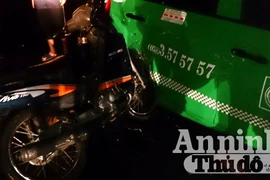Phóng nhanh, đâm vào đuôi xe taxi, 1 người nguy kịch