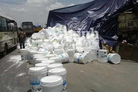 Xe tải bung thùng, hàng trăm thùng thuốc tẩy văng xuống "rửa" đường