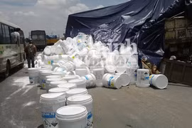 Xe tải bung thùng, hàng trăm thùng thuốc tẩy văng xuống "rửa" đường