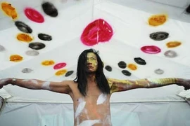 Đào Anh Khánh sang Mỹ múa lửa 