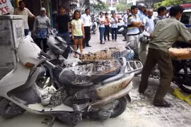 Rưới xăng đốt cháy đen 4 xe máy giữa trung tâm TP.HCM