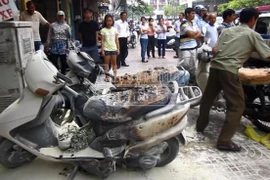 Rưới xăng đốt cháy đen 4 xe máy giữa trung tâm TP.HCM