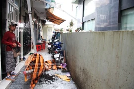 Người đàn ông chết thảm bên cạnh toà nhà cao tầng