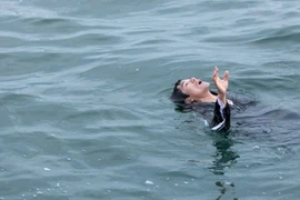 Lội bắt cá ngày hè, 1 em nhỏ chết đuối khi qua mương nước