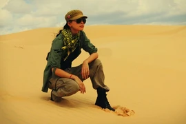 Ngô Thanh Vân "lăn lộn" sa mạc cát làm MV tiền tỷ cho học trò