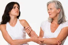 Mỗi lần "sex", phải trả tiền cho... mẹ chồng