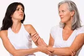 Mỗi lần "sex", phải trả tiền cho... mẹ chồng