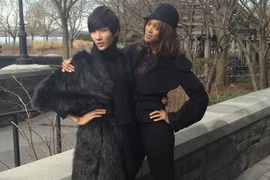 Hoàng Thùy thân mật với siêu mẫu Tyra Banks tại Mỹ