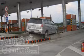 “Xế hộp” cưỡi dải phân cách trước trạm thu phí