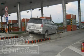“Xế hộp” cưỡi dải phân cách trước trạm thu phí