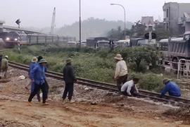 Tàu trật bánh, đường sắt Bắc-Nam tê liệt gần 10 giờ đồng hồ