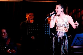 Đinh Hương phiêu hết mình trong đêm nhạc riêng