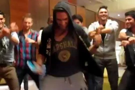 "Mỹ nam" Mr World cuồng nhiệt với điệu Gangnam Style