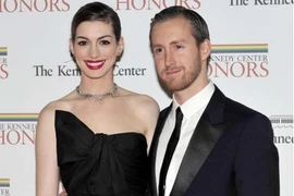 Ngắm Anne Hathaway cùng hôn phu dự tiệc