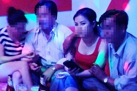 "Nghiến răng" móc túi để đẹp lòng "gái hát qua đêm"