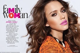 Bà bầu Jessica Alba khoe dáng
