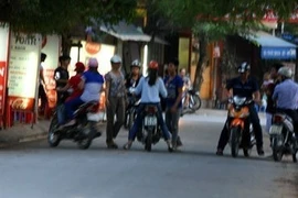 Phát hoảng khi qua khu "chặn đường, chèo kéo" ở Hà Nội