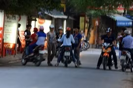 Phát hoảng khi qua khu "chặn đường, chèo kéo" ở Hà Nội