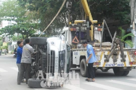 Ô tô 7 chỗ lật như phim sau tai nạn liên hoàn