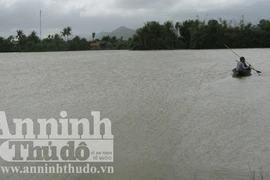 Dông, lốc “oanh tạc” hàng chục nhà dân và cơ sở sản xuất