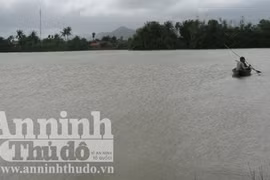Dông, lốc “oanh tạc” hàng chục nhà dân và cơ sở sản xuất
