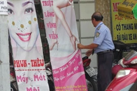 Cười ra nước mắt chuyện “quý ông” đi... nâng ngực, độn mông