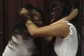 Đổ phân lên đầu tình địch để đánh ghen